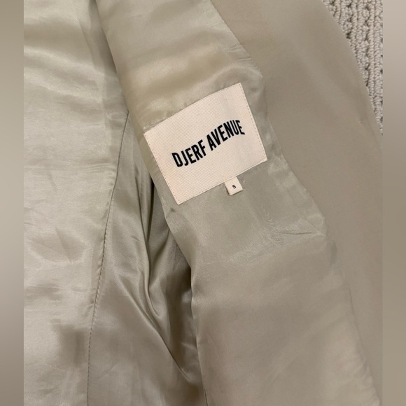 Djerf Avenue Essential Blazer Greige in Small - Picture 9 of 11